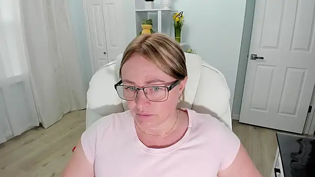 Snapshot of Vika73 chatting on 17, 3, 2025 Vika73 online show from 17, 3, 2025