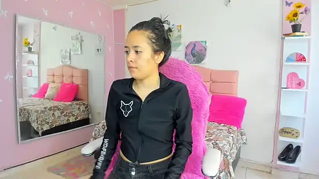 Snapshot of ivyyemerald_ chatting on 26, 6, 2026 ivyyemerald online show from 26, 6, 2026