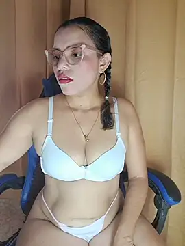 Snapshot of Estrella_em chatting on 3, 7, 2026 Estrella em online show from 3, 7, 2026