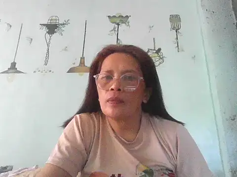 Snapshot of momshe2026 chatting on 27, 5, 2026 momshe2026 online show from 27, 5, 2026