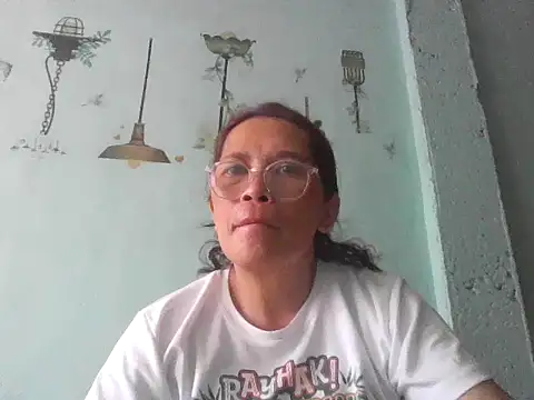 Snapshot of momshe2026 chatting on 30, 5, 2026 momshe2026 online show from 30, 5, 2026
