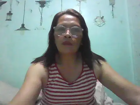Snapshot of momshe2026 chatting on 2, 6, 2026 momshe2026 online show from 2, 6, 2026