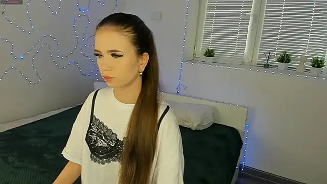 Snapshot of Raevella chatting on 9, 6, 2026 Raevella online show from 9, 6, 2026
