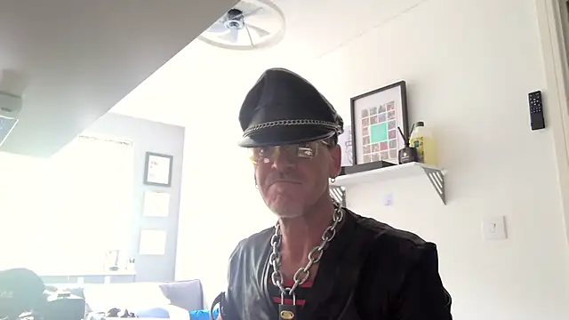 Snapshot of NottsLeather chatting on 7, 6, 2026 NottsLeather online show from 7, 6, 2026
