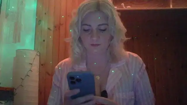 Snapshot of LunaaKiss chatting on 3, 6, 2026 LunaaKiss online show from 3, 6, 2026