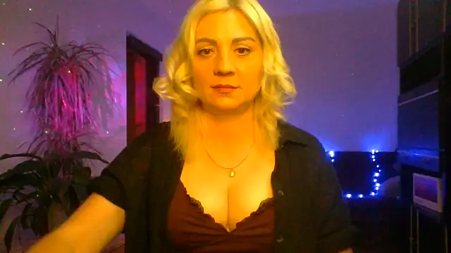 Snapshot of LunaaKiss chatting on 12, 6, 2026 LunaaKiss online show from 12, 6, 2026