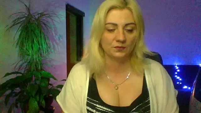 Snapshot of LunaaKiss chatting on 16, 6, 2026 LunaaKiss online show from 16, 6, 2026
