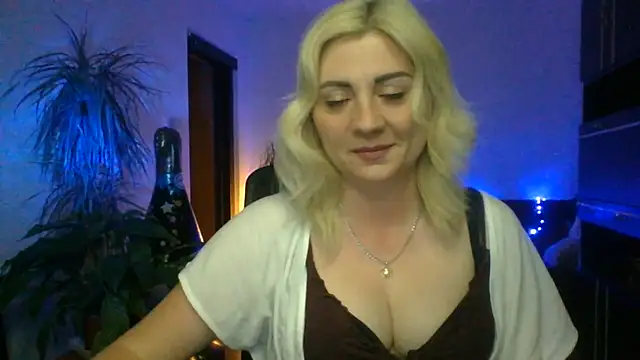 Snapshot of LunaaKiss chatting on 18, 6, 2026 LunaaKiss online show from 18, 6, 2026