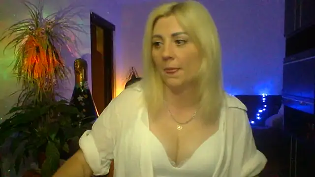 Snapshot of LunaaKiss chatting on 19, 6, 2026 LunaaKiss online show from 19, 6, 2026