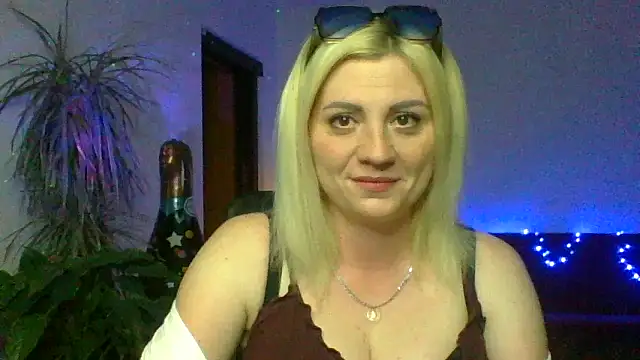 Snapshot of LunaaKiss chatting on 27, 6, 2026 LunaaKiss online show from 27, 6, 2026