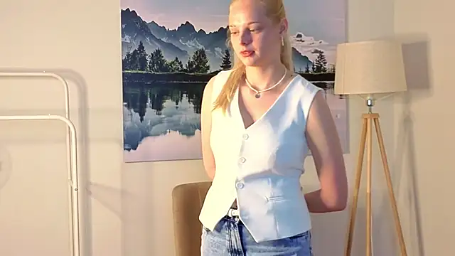 Snapshot of GabrieleHonor chatting on 4, 6, 2026 GabrieleHonor online show from 4, 6, 2026