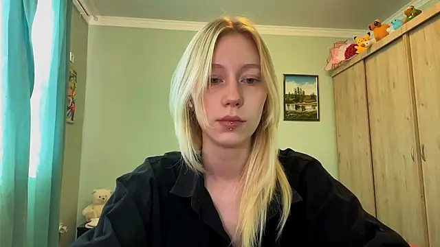 Snapshot of BossedFrog chatting on 4, 7, 2026 BossedFrog online show from 4, 7, 2026