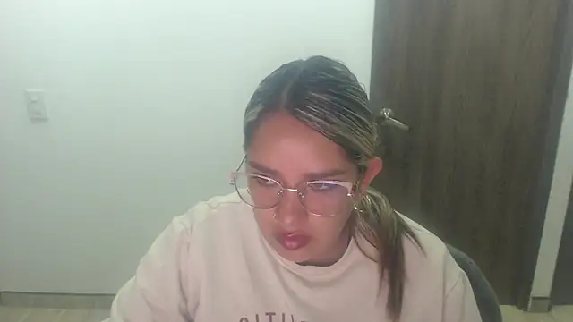 Snapshot of camivilla393140 chatting on 7, 7, 2026 camivilla393140 online show from 7, 7, 2026