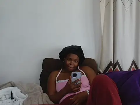 Snapshot of RoyalMuse chatting on 4, 6, 2026 RoyalMuse online show from 4, 6, 2026