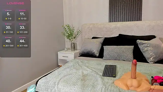 Lilii Peach online show from 25, 7, 2026