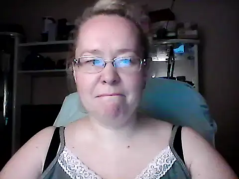 Snapshot of Viola27 chatting on 11, 6, 2026 Viola27 online show from 11, 6, 2026