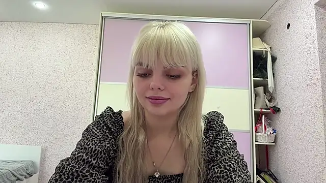 Snapshot of LucilleGrammont chatting on 8, 6, 2026 LucilleGrammont online show from 8, 6, 2026