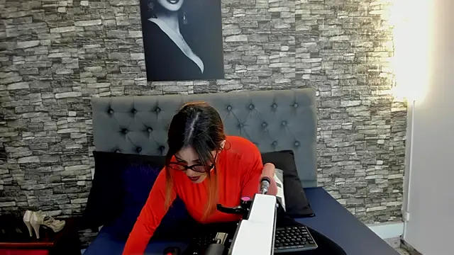 Snapshot of AngeliqueGirard chatting on 5, 7, 2026 AngeliqueGirard online show from 5, 7, 2026