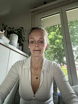 Snapshot of LillyWannaPlay chatting on 11, 6, 2026 LillyWannaPlay online show from 11, 6, 2026