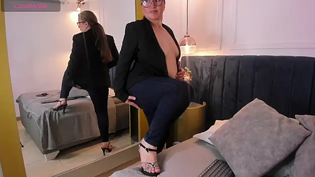 Snapshot of Susan_Jolie chatting on 7, 7, 2026 Susan Jolie online show from 7, 7, 2026