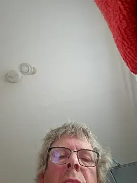 Snapshot of SeraphUK21 chatting on 13, 6, 2026 SeraphUK21 online show from 13, 6, 2026