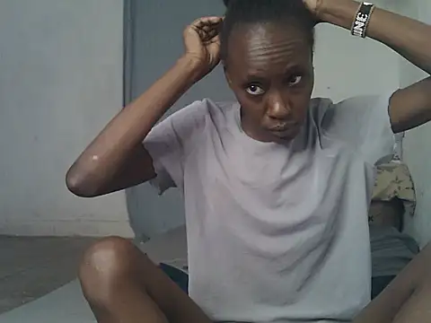 Snapshot of Beutypetite1 chatting on 1, 8, 2026 Beutypetite1 online show from 1, 8, 2026
