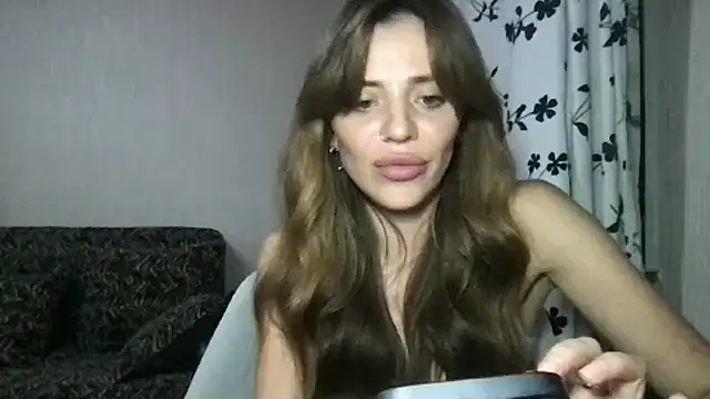 Snapshot of Solenne chatting on 13, 7, 2026 Solenne online show from 13, 7, 2026