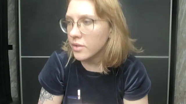 Snapshot of Reginasmilee chatting on 2, 2, 2025 Reginasmilee online show from 2, 2, 2025