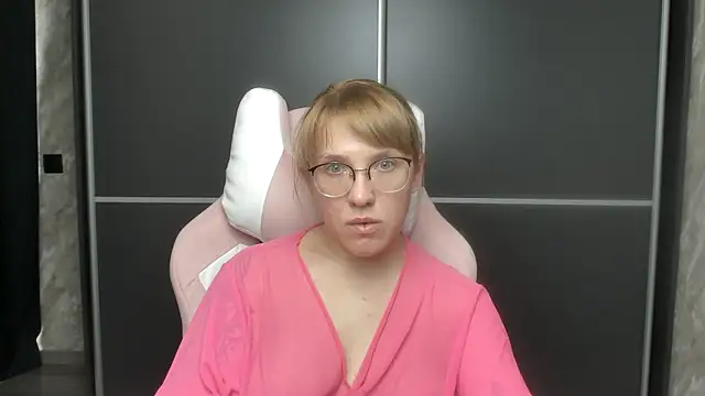 Snapshot of Reginasmilee chatting on 3, 2, 2025 Reginasmilee online show from 3, 2, 2025