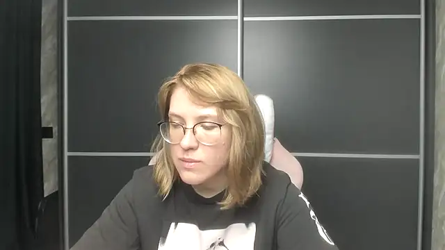 Snapshot of Reginasmilee chatting on 11, 2, 2025 Reginasmilee online show from 11, 2, 2025