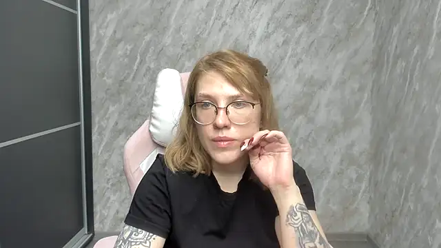 Snapshot of Reginasmilee chatting on 24, 2, 2025 Reginasmilee online show from 24, 2, 2025