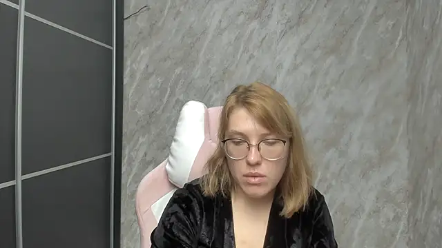 Snapshot of Reginasmilee chatting on 27, 2, 2025 Reginasmilee online show from 27, 2, 2025