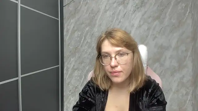 Snapshot of Reginasmilee chatting on 28, 2, 2025 Reginasmilee online show from 28, 2, 2025