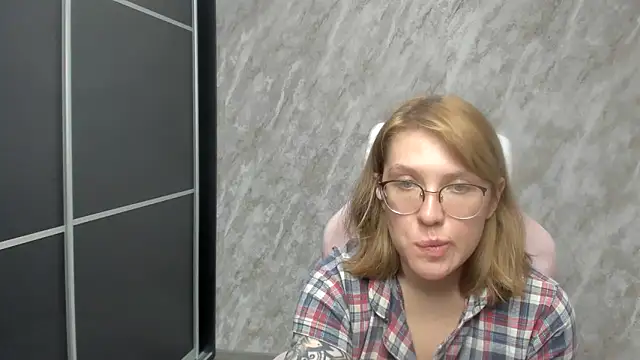 Snapshot of Reginasmilee chatting on 2, 3, 2025 Reginasmilee online show from 2, 3, 2025