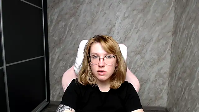 Snapshot of Reginasmilee chatting on 9, 3, 2025 Reginasmilee online show from 9, 3, 2025