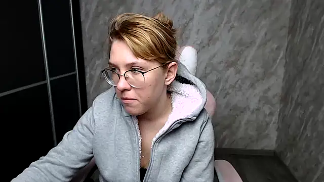 Snapshot of Reginasmilee chatting on 13, 3, 2025 Reginasmilee online show from 13, 3, 2025