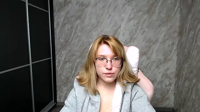 Snapshot of Reginasmilee chatting on 13, 3, 2025 Reginasmilee online show from 13, 3, 2025