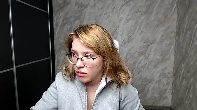 Snapshot of Reginasmilee chatting on 14, 3, 2025 Reginasmilee online show from 14, 3, 2025