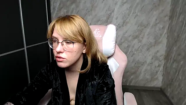 Snapshot of Reginasmilee chatting on 15, 3, 2025 Reginasmilee online show from 15, 3, 2025