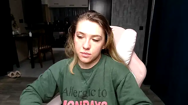 Snapshot of Reginasmilee chatting on 28, 9, 2025 Reginasmilee online show from 28, 9, 2025