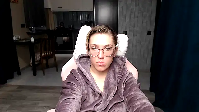 Snapshot of Reginasmilee chatting on 29, 9, 2025 Reginasmilee online show from 29, 9, 2025