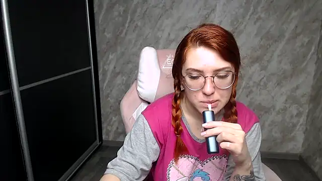 Snapshot of Reginasmilee chatting on 1, 2, 2026 Reginasmilee online show from 1, 2, 2026