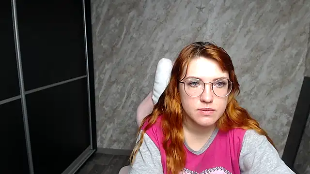 Snapshot of Reginasmilee chatting on 5, 3, 2026 Reginasmilee online show from 5, 3, 2026