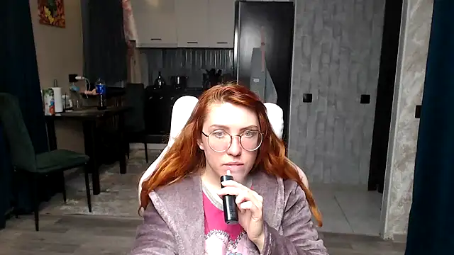 Snapshot of Reginasmilee chatting on 13, 4, 2026 Reginasmilee online show from 13, 4, 2026