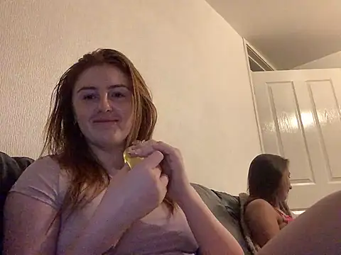 Snapshot of Redvelvetxx2 chatting on 8, 7, 2026 Redvelvetxx2 online show from 8, 7, 2026