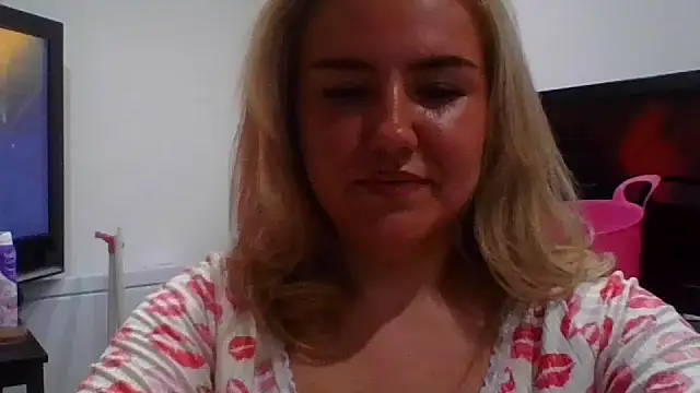 Snapshot of MaddyCherryX chatting on 4, 7, 2026 MaddyCherryX online show from 4, 7, 2026