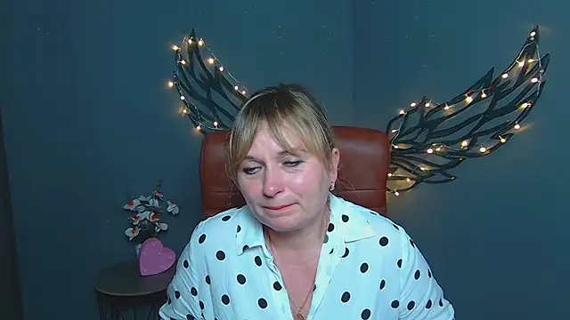 KiraSmiling online show from 13, 7, 2026