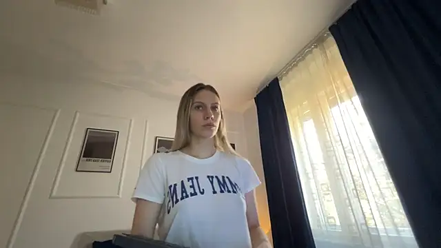 Snapshot of CherryRoseLove_ chatting on 4, 8, 2026 CherryRoseLove online show from 4, 8, 2026