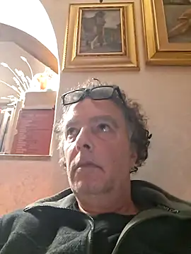 Snapshot of gianlux128bis chatting on 8, 3, 2026 gianlux128bis online show from 8, 3, 2026