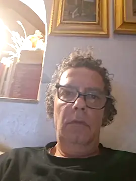 Snapshot of gianlux128bis chatting on 16, 4, 2026 gianlux128bis online show from 16, 4, 2026